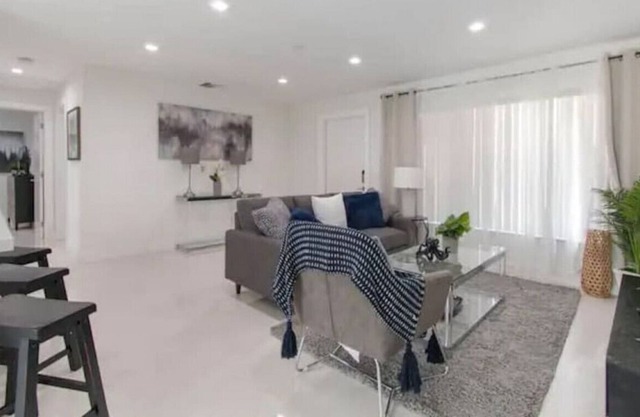 Dania Beach Beauty 3BR with Hot Tub