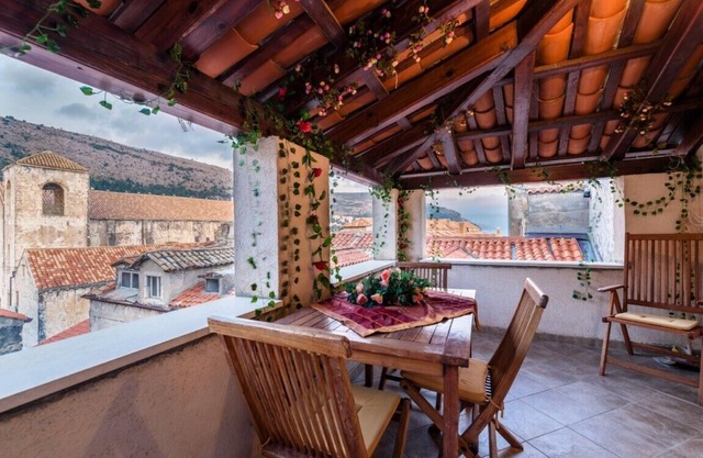Daniela Old Town three bedroom apartment