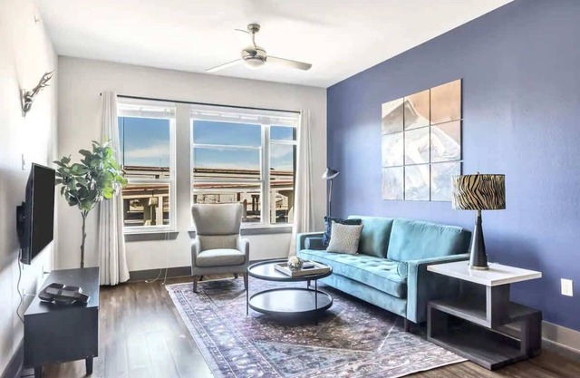 Dashing 1BR Suite | Pool, Parking + Gym I