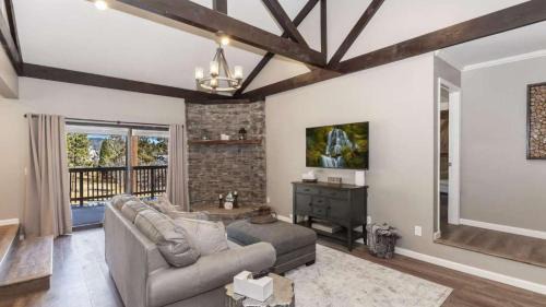 Dawn and Dusk by AvantStay Modern Cabin in Great Location w Home Theatre