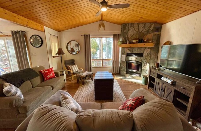 Dawson Loop Inn 3BR Lakefront Chalet Style Cottage