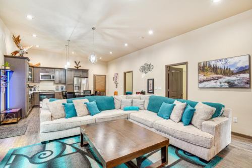 Day trip to Snoqualmie! Lakefront Home with Hot Tub