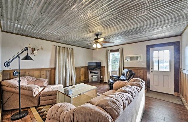 Day Trip to Waco & Temple: House on Cattle Farm