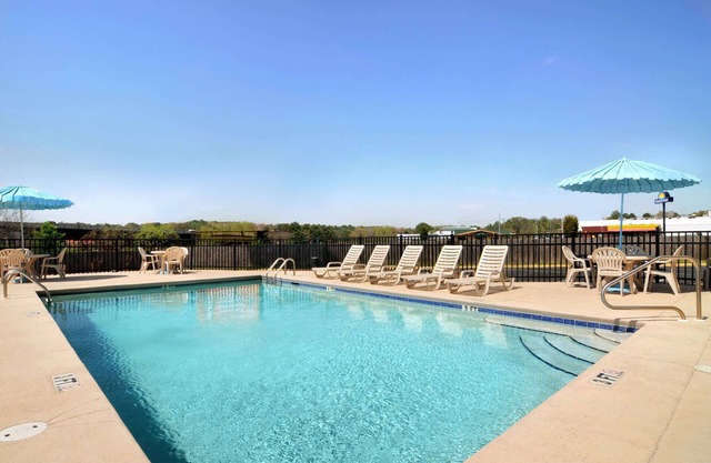 Days Inn by Wyndham Columbus-North Fort Moore