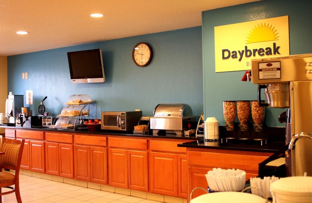 Days Inn & Suites by Wyndham Bloomington/Normal IL