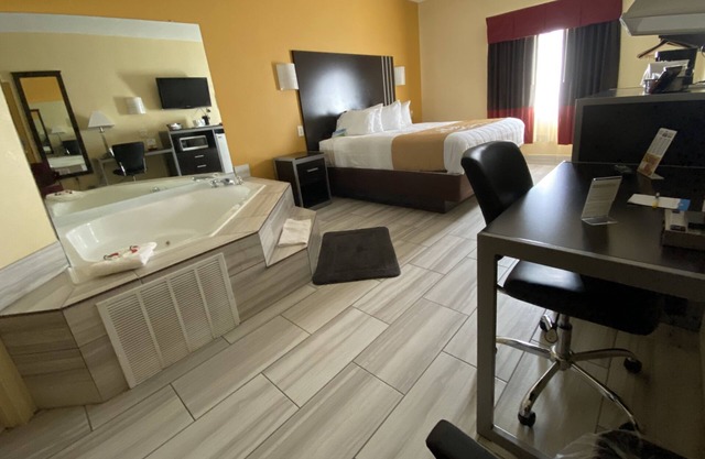 Days Inn & Suites by Wyndham Augusta Near Fort Eisenhower