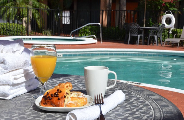 Days Inn & Suites by Wyndham Orlando Airport