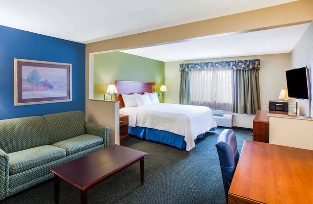 Days Inn & Suites by Wyndham Corpus Christi Central