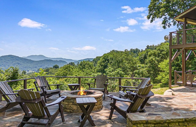 Daze Off | Luxe Log Cabin w/Hot Tub, Views, Games + Biltmore Pass