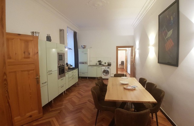 Spacious, family-friendly old Berlin apartment in the heart of the city