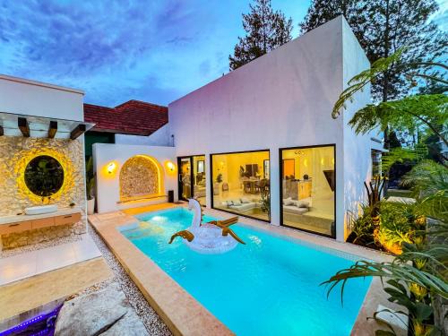 De Luna Villa with private heated pool