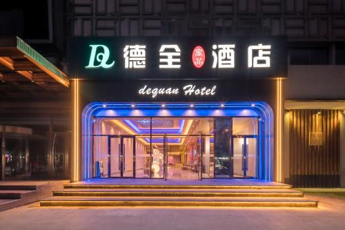 De Quan Hotel offers free breakfast Coffee drinks and snacks are available in the lobby and guests have free access to the gym and laundry room Additionally the hotel is located in the city center close to Shifoying