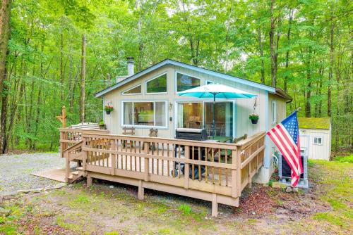 Deck and Fire Pit Pet-Friendly Pocono Lake Abode!