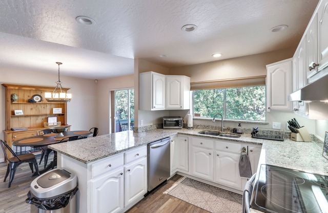 Deck + Game Room: Lakeside 'blue Jay Chalet' Cabin