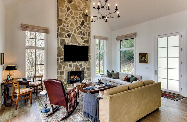 Deck & Mountain Views: 'Black Chalet' in Glenville