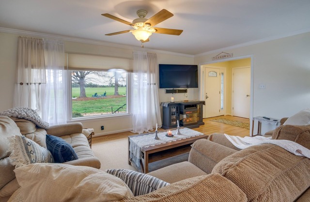 Deck & Pasture Views! Bealeton Farmhouse Escape