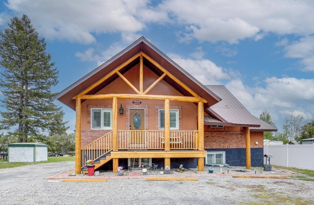Deck w/Hot Tub: Ashton 'Cozy Cub Cabin'