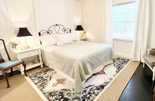 Decorator's Cozy Cottage adjacent to VSU and SGMC