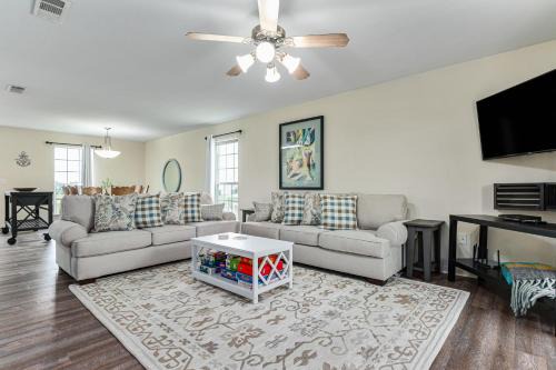 Deep Blue Yonder - Ping-pong! Bikes! Games! Cute and cozy 3-bed, 2-bath home in the heart of Crystal Beach!