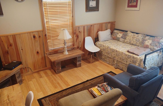 Deep Creek Apartment - Quaint very close to downtown BC & national park