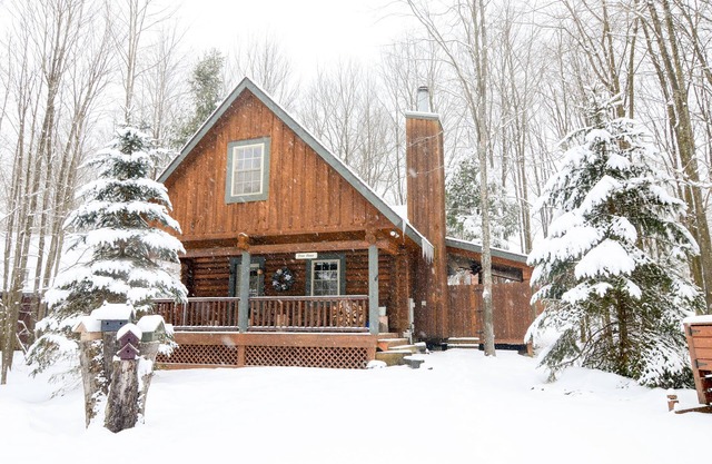Deep Creek Cabin w/Fireplace & Year-Round Comfort