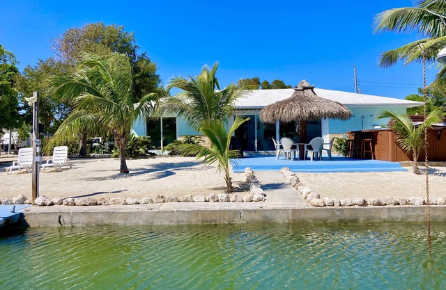 Deep Water Canal, Swim Spa Pool, Kayaks, Walk to Ocean Front Bars & Restaurants!