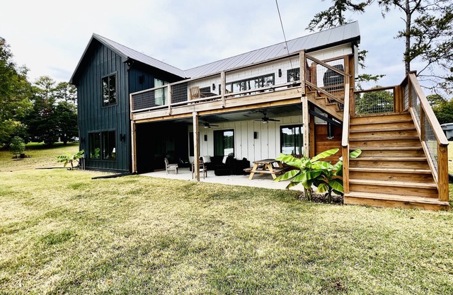 Deep water, main lake view, large boathouse!