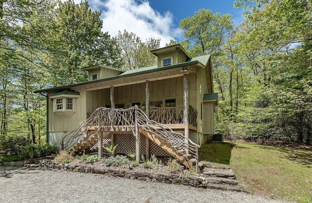 Deer Lodge - Gorgeous Cabin with Hot Tub & Pickleball - Near Hiking + Waterfalls