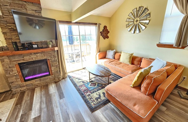 Deer Mountain Branson Suite Overlooking Pointe Royale Golf Course in Branson!