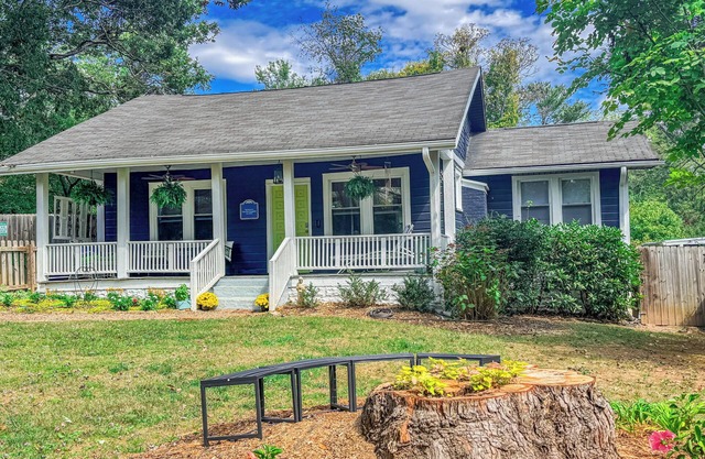 Deja Blue Luxurious Pet Friendly 30+ day Rental in Asheville | Two Fenced In Yards!