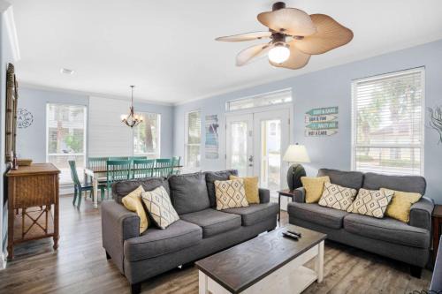 Deja blue Pool front Pet friendly