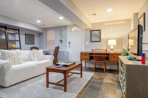 Delightful 1-BR Accommodations Nearby METRO