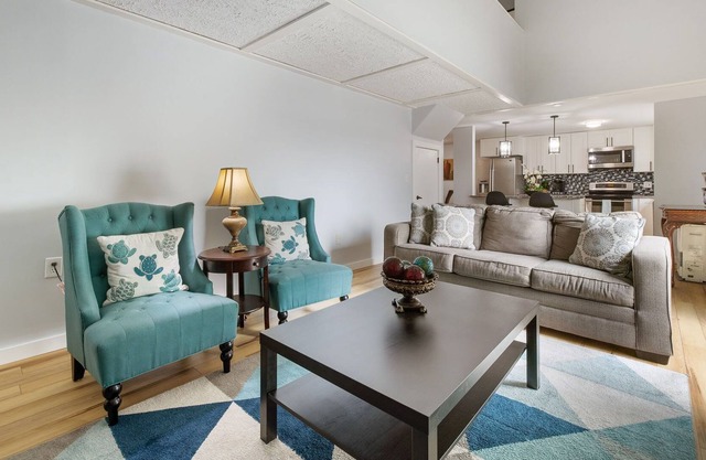 Delightful 2-bedroom colonial central Connectiicut