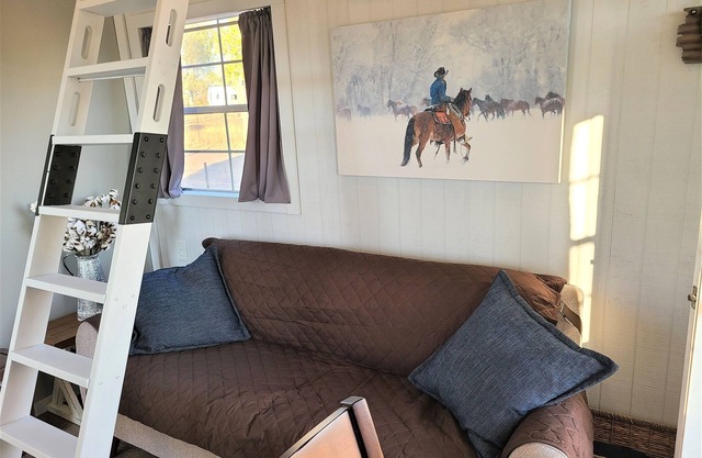 Delightful, cozy mini cabin with 2 bedrooms