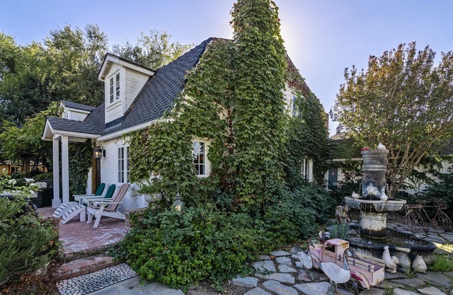 Delightful Dutch Farmhouse with Guest House