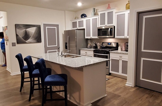 Delightful new home near the lake