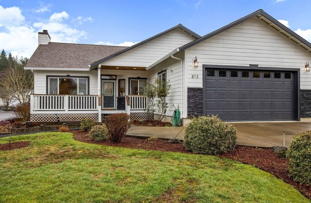 Delightful Single Level Retreat, Pet Friendly, Open Floor Plan, Huge Fenced Backyard, Walk to Dayton