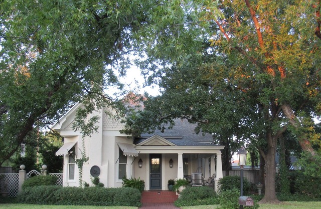 Delightful Victorian home located downtown just blocks from the River Walk!