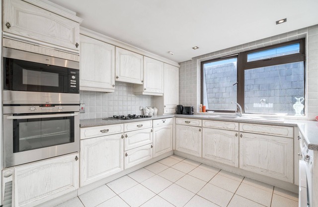 Delightful Vintage 2 Bedroom Apartment