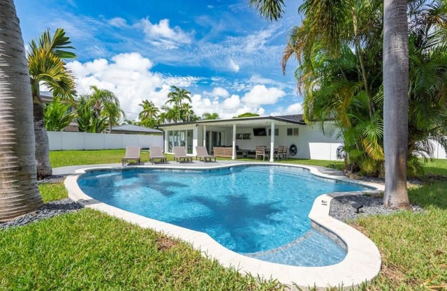 Delilas Chic 3 Bedroom 2 bath Abode with Heated Pool