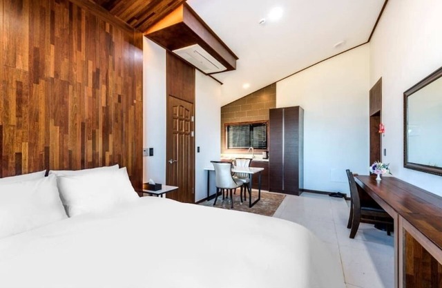 Delux #C-Block The Jun(Jeju)