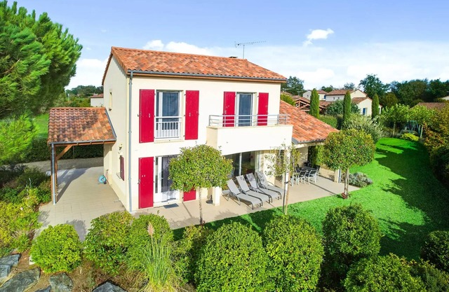 Deluxe 2-bathroom detached villa sleeps 8