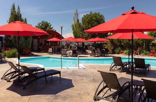 Deluxe 2 Bedroom Suite @ Delta Grand Okanagan, on Lake Okanagan