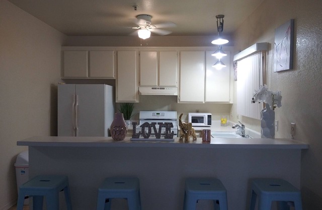 Deluxe Apt. - 5 miles from LAX and BEACHES - "Joy"