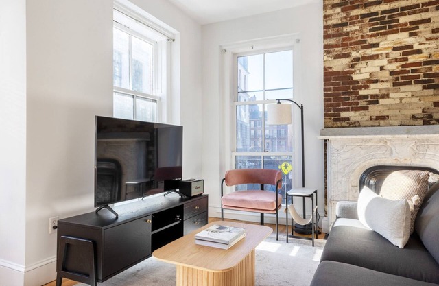 Deluxe Beacon Hill 2BR w/W/D, nr Boston Common, by Blueground