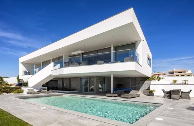 Deluxe Contemporary 4 Bedroom Villa w/beautiful ocean views, heated pool, Wifi