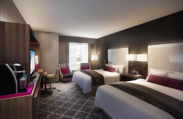 Deluxe Double Queen Room steps from Graceland -Pool -Gym -Airport Shuttle