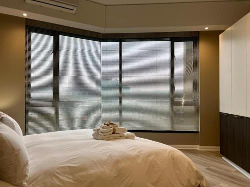 Deluxe fully furnished apartment in Menlyn Maine residence 1209