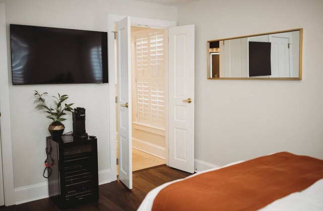 Deluxe Guestroom-2 Queens · The Jefferson Inn Rm. 14