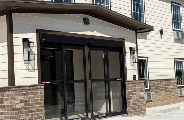 DeLuxe Hotel - where Efficiency meets Elegance.